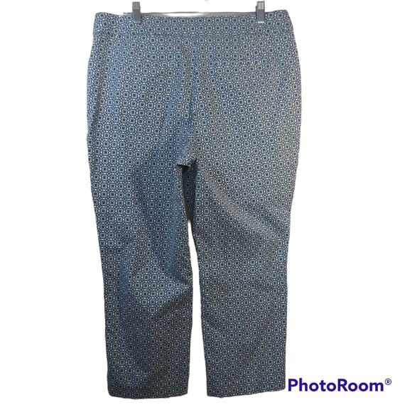 Chico's Secret Stretch Geometric-Print Straight-Leg Crops Size 12 - Picture 2 of 9